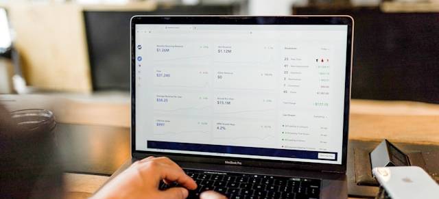 Personne tapant sur un ordinateur portable